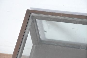 和製ビンテージ　希少デザイン　両面引き出し・両面開き戸付き　木枠　ロータイプで圧迫感のない卓上ガラスケース(Gケース、ショーケース、収納棚、ローボード、飾り棚、陳列棚、店舗什器、ヴィンテージ)(R-084279)