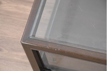 和製ビンテージ　希少デザイン　両面引き出し・両面開き戸付き　木枠　ロータイプで圧迫感のない卓上ガラスケース(Gケース、ショーケース、収納棚、ローボード、飾り棚、陳列棚、店舗什器、ヴィンテージ)(R-084279)