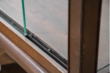 和製ビンテージ　希少デザイン　両面引き出し・両面開き戸付き　木枠　ロータイプで圧迫感のない卓上ガラスケース(Gケース、ショーケース、収納棚、ローボード、飾り棚、陳列棚、店舗什器、ヴィンテージ)(R-084279)