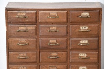 【簡易リペア限定品】　和製アンティーク　引き出し17杯で収納力抜群の小振りなチェスト　(R-084285)