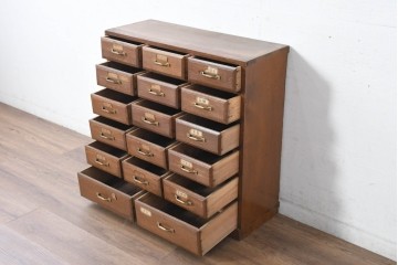 【簡易リペア限定品】　和製アンティーク　引き出し17杯で収納力抜群の小振りなチェスト　(R-084285)