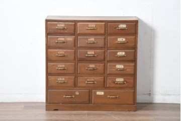 【簡易リペア限定品】　和製アンティーク　引き出し17杯で収納力抜群の小振りなチェスト　(R-084285)