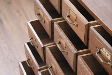 【簡易リペア限定品】　和製アンティーク　引き出し17杯で収納力抜群の小振りなチェスト　(R-084285)