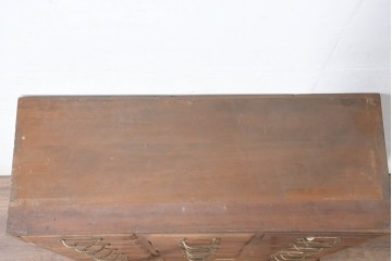 【簡易リペア限定品】　和製アンティーク　引き出し17杯で収納力抜群の小振りなチェスト　(R-084285)