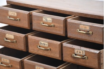 【簡易リペア限定品】　和製アンティーク　引き出し17杯　小物収納におすすめの小振りなチェスト　(R-084286)