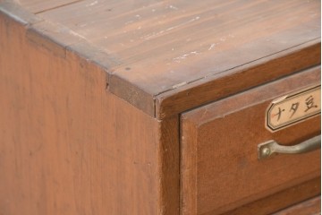 【簡易リペア限定品】　和製アンティーク　引き出し17杯　小物収納におすすめの小振りなチェスト　(R-084286)