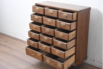 【簡易リペア限定品】　和製アンティーク　引き出し17杯　小物収納におすすめの小振りなチェスト　(R-084286)