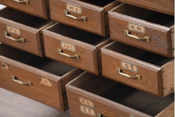 【簡易リペア限定品】　和製アンティーク　引き出し17杯　小物収納におすすめの小振りなチェスト　(R-084286)