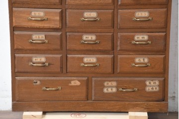 【簡易リペア限定品】　和製アンティーク　引き出し17杯　小物収納におすすめの小振りなチェスト　(R-084286)