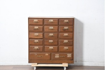 【簡易リペア限定品】　和製アンティーク　引き出し17杯　小物収納におすすめの小振りなチェスト　(R-084286)