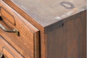 【簡易リペア限定品】　和製アンティーク　引き出し17杯で大容量の小振りなチェスト　(R-084288)