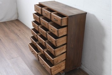 【簡易リペア限定品】　和製アンティーク　引き出し17杯で大容量の小振りなチェスト　(R-084288)