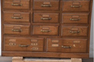 【簡易リペア限定品】　和製アンティーク　引き出し17杯で大容量の小振りなチェスト　(R-084288)