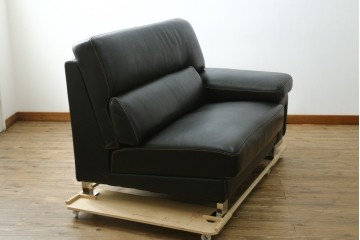 中古　美品　ダホン(Dahong)　イタリアンデザイン　本革(レザー)　デザイン性と快適性を両立した2.5人掛けソファ　定価約28万円　(R-084293)