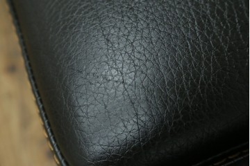 中古　美品　ダホン(Dahong)　イタリアンデザイン　本革(レザー)　デザイン性と快適性を両立した2.5人掛けソファ　定価約28万円　(R-084293)