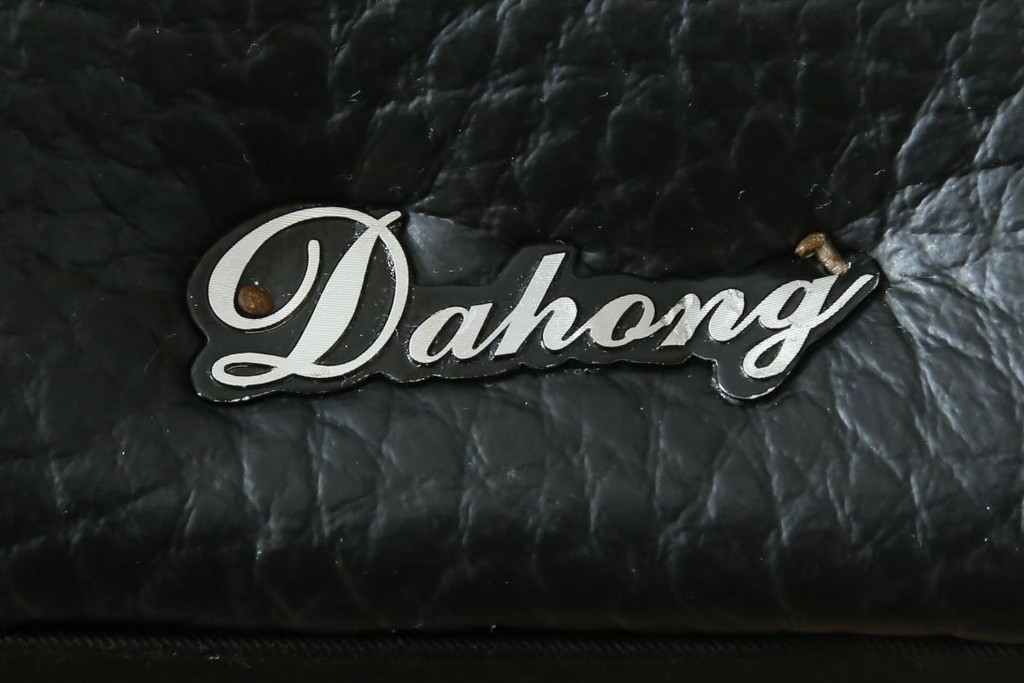 中古　美品　ダホン(Dahong)　イタリアンデザイン　本革(レザー)　デザイン性と快適性を両立した2.5人掛けソファ　定価約28万円　(R-084293)