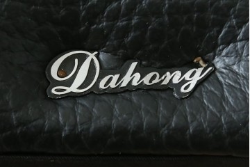 中古　美品　ダホン(Dahong)　イタリアンデザイン　本革(レザー)　デザイン性と快適性を両立した2.5人掛けソファ　定価約28万円　(R-084293)