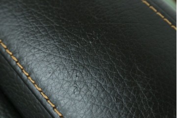 中古　美品　ダホン(Dahong)　イタリアンデザイン　本革(レザー)　デザイン性と快適性を両立した2.5人掛けソファ　定価約28万円　(R-084293)