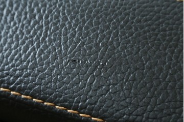 中古　美品　ダホン(Dahong)　イタリアンデザイン　本革(レザー)　デザイン性と快適性を両立した2.5人掛けソファ　定価約28万円　(R-084293)