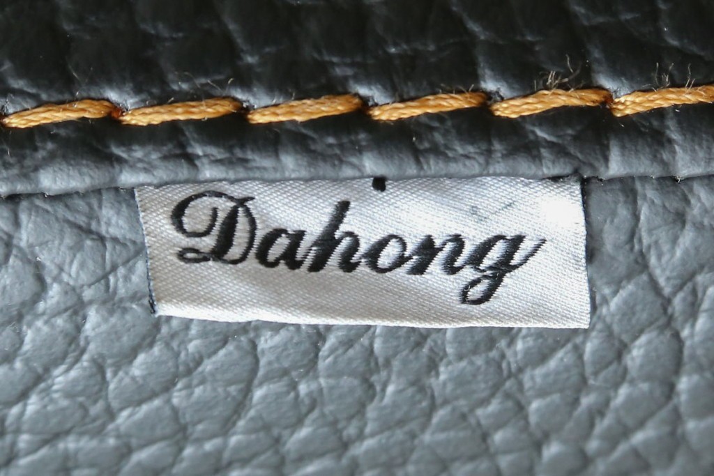 中古　美品　ダホン(Dahong)　イタリアンデザイン　本革(レザー)　デザイン性と快適性を両立した2.5人掛けソファ　定価約28万円　(R-084293)
