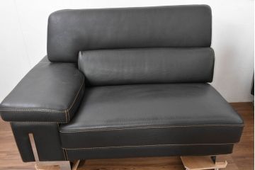 中古　美品　ダホン(Dahong)　イタリアンデザイン　本革(レザー)　デザイン性と快適性を両立した2.5人掛けソファ(2P、2.5P、3P、2人掛け、二人掛け、3人掛け、三人掛け、アームソファ)(定価約28万円)(R-084293)