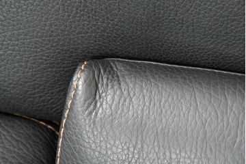 中古　美品　ダホン(Dahong)　イタリアンデザイン　本革(レザー)　デザイン性と快適性を両立した2.5人掛けソファ(2P、2.5P、3P、2人掛け、二人掛け、3人掛け、三人掛け、アームソファ)(定価約28万円)(R-084293)
