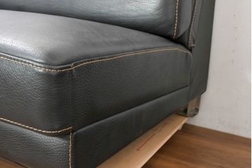 中古　美品　ダホン(Dahong)　イタリアンデザイン　本革(レザー)　デザイン性と快適性を両立した2.5人掛けソファ(2P、2.5P、3P、2人掛け、二人掛け、3人掛け、三人掛け、アームソファ)(定価約28万円)(R-084293)