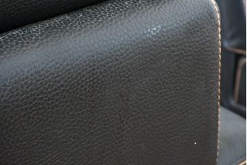 中古　美品　ダホン(Dahong)　イタリアンデザイン　本革(レザー)　デザイン性と快適性を両立した2.5人掛けソファ(2P、2.5P、3P、2人掛け、二人掛け、3人掛け、三人掛け、アームソファ)(定価約28万円)(R-084293)