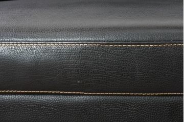 中古　美品　ダホン(Dahong)　イタリアンデザイン　本革(レザー)　デザイン性と快適性を両立した2.5人掛けソファ(2P、2.5P、3P、2人掛け、二人掛け、3人掛け、三人掛け、アームソファ)(定価約28万円)(R-084293)