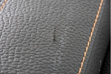 中古　美品　ダホン(Dahong)　イタリアンデザイン　本革(レザー)　デザイン性と快適性を両立した2.5人掛けソファ(2P、2.5P、3P、2人掛け、二人掛け、3人掛け、三人掛け、アームソファ)(定価約28万円)(R-084293)