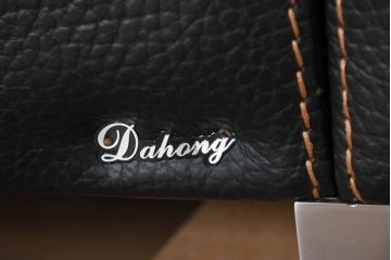 中古　美品　ダホン(Dahong)　イタリアンデザイン　本革(レザー)　デザイン性と快適性を両立した2.5人掛けソファ(2P、2.5P、3P、2人掛け、二人掛け、3人掛け、三人掛け、アームソファ)(定価約28万円)(R-084293)