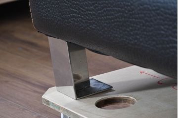 中古　美品　ダホン(Dahong)　イタリアンデザイン　本革(レザー)　デザイン性と快適性を両立した2.5人掛けソファ(2P、2.5P、3P、2人掛け、二人掛け、3人掛け、三人掛け、アームソファ)(定価約28万円)(R-084293)