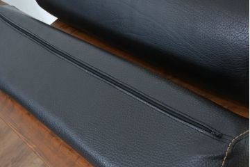 中古　美品　ダホン(Dahong)　イタリアンデザイン　本革(レザー)　デザイン性と快適性を両立した2.5人掛けソファ(2P、2.5P、3P、2人掛け、二人掛け、3人掛け、三人掛け、アームソファ)(定価約28万円)(R-084293)