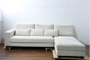 中古　美品　匠大塚購入品　広々サイズでゆったりとくつろげるシンプルモダンデザインのオットマン付き3人掛けソファ　定価推定約61万円相当　(R-084294)