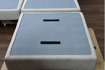 中古　美品　匠大塚購入品　広々サイズでゆったりとくつろげるシンプルモダンデザインのオットマン付き3人掛けソファ　定価推定約61万円相当　(R-084294)