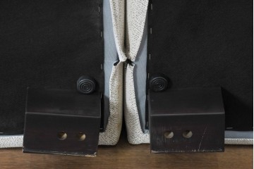 中古　美品　匠大塚購入品　広々サイズでゆったりとくつろげるシンプルモダンデザインのオットマン付き3人掛けソファ　定価推定約61万円相当　(R-084294)