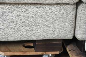 中古　美品　匠大塚購入品　広々サイズでゆったりとくつろげるシンプルモダンデザインのオットマン付き3人掛けソファ　定価推定約61万円相当　(R-084294)