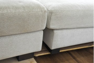 中古　美品　匠大塚購入品　広々サイズでゆったりとくつろげるシンプルモダンデザインのオットマン付き3人掛けソファ　定価推定約61万円相当　(R-084294)