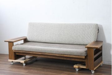 中古　希少な廃番品!!　ナラ材の浮造り仕上げ!イバタインテリアのマガジンラックが付いた3人掛けソファ(三人掛け、アームソファ)(定価約27万円)(R-084295)