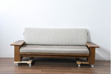 中古　希少な廃番品!!　ナラ材の浮造り仕上げ!イバタインテリアのマガジンラックが付いた3人掛けソファ(三人掛け、アームソファ)(定価約27万円)(R-084295)