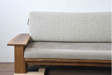 中古　希少な廃番品!!　ナラ材の浮造り仕上げ!イバタインテリアのマガジンラックが付いた3人掛けソファ(三人掛け、アームソファ)(定価約27万円)(R-084295)