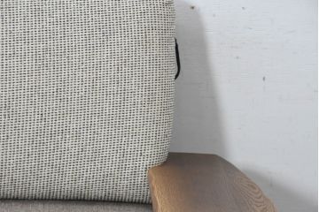 中古　希少な廃番品!!　ナラ材の浮造り仕上げ!イバタインテリアのマガジンラックが付いた3人掛けソファ(三人掛け、アームソファ)(定価約27万円)(R-084295)