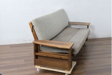 中古　希少な廃番品!!　ナラ材の浮造り仕上げ!イバタインテリアのマガジンラックが付いた3人掛けソファ(三人掛け、アームソファ)(定価約27万円)(R-084295)