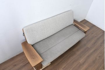 中古　希少な廃番品!!　ナラ材の浮造り仕上げ!イバタインテリアのマガジンラックが付いた3人掛けソファ(三人掛け、アームソファ)(定価約27万円)(R-084295)