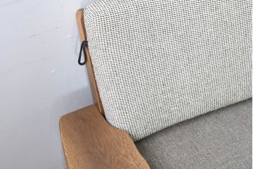 中古　希少な廃番品!!　ナラ材の浮造り仕上げ!イバタインテリアのマガジンラックが付いた3人掛けソファ(三人掛け、アームソファ)(定価約27万円)(R-084295)