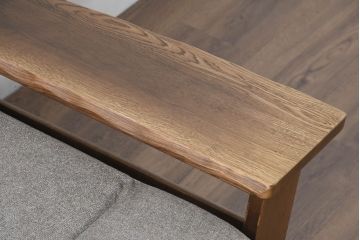 中古　希少な廃番品!!　ナラ材の浮造り仕上げ!イバタインテリアのマガジンラックが付いた3人掛けソファ(三人掛け、アームソファ)(定価約27万円)(R-084295)