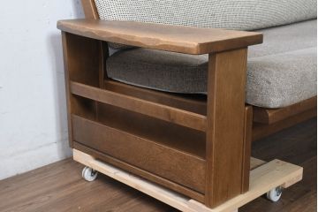 中古　希少な廃番品!!　ナラ材の浮造り仕上げ!イバタインテリアのマガジンラックが付いた3人掛けソファ(三人掛け、アームソファ)(定価約27万円)(R-084295)