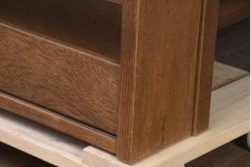 中古　希少な廃番品!!　ナラ材の浮造り仕上げ!イバタインテリアのマガジンラックが付いた3人掛けソファ(三人掛け、アームソファ)(定価約27万円)(R-084295)