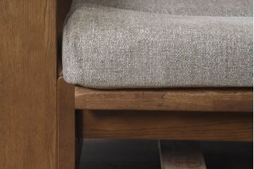 中古　希少な廃番品!!　ナラ材の浮造り仕上げ!イバタインテリアのマガジンラックが付いた3人掛けソファ(三人掛け、アームソファ)(定価約27万円)(R-084295)