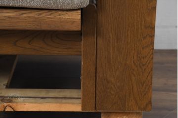 中古　希少な廃番品!!　ナラ材の浮造り仕上げ!イバタインテリアのマガジンラックが付いた3人掛けソファ(三人掛け、アームソファ)(定価約27万円)(R-084295)
